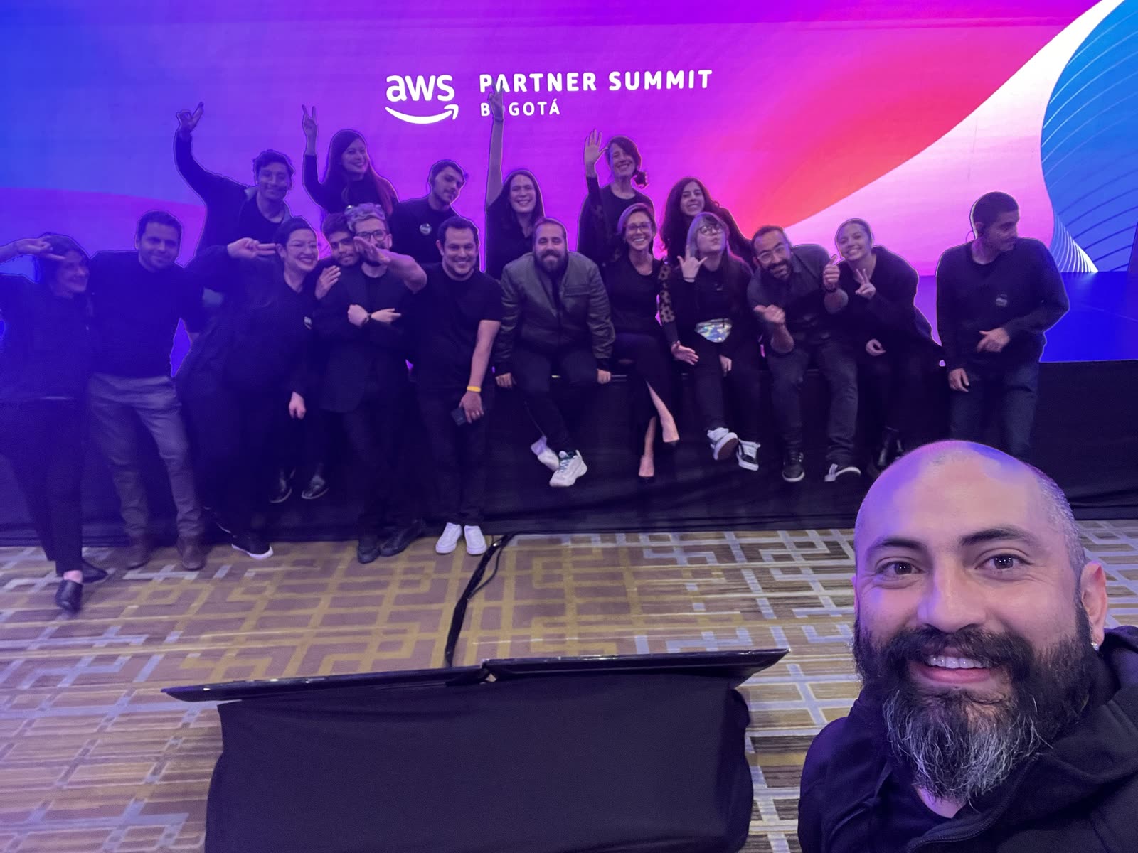 Equipe de produção no palco do AWS Partner Summit em Bogotá