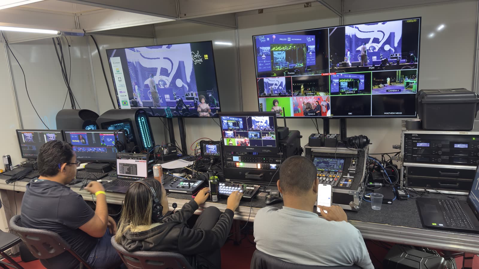 Régie de transmissão do Favela Sounds, com equipe operando o corte ao vivo