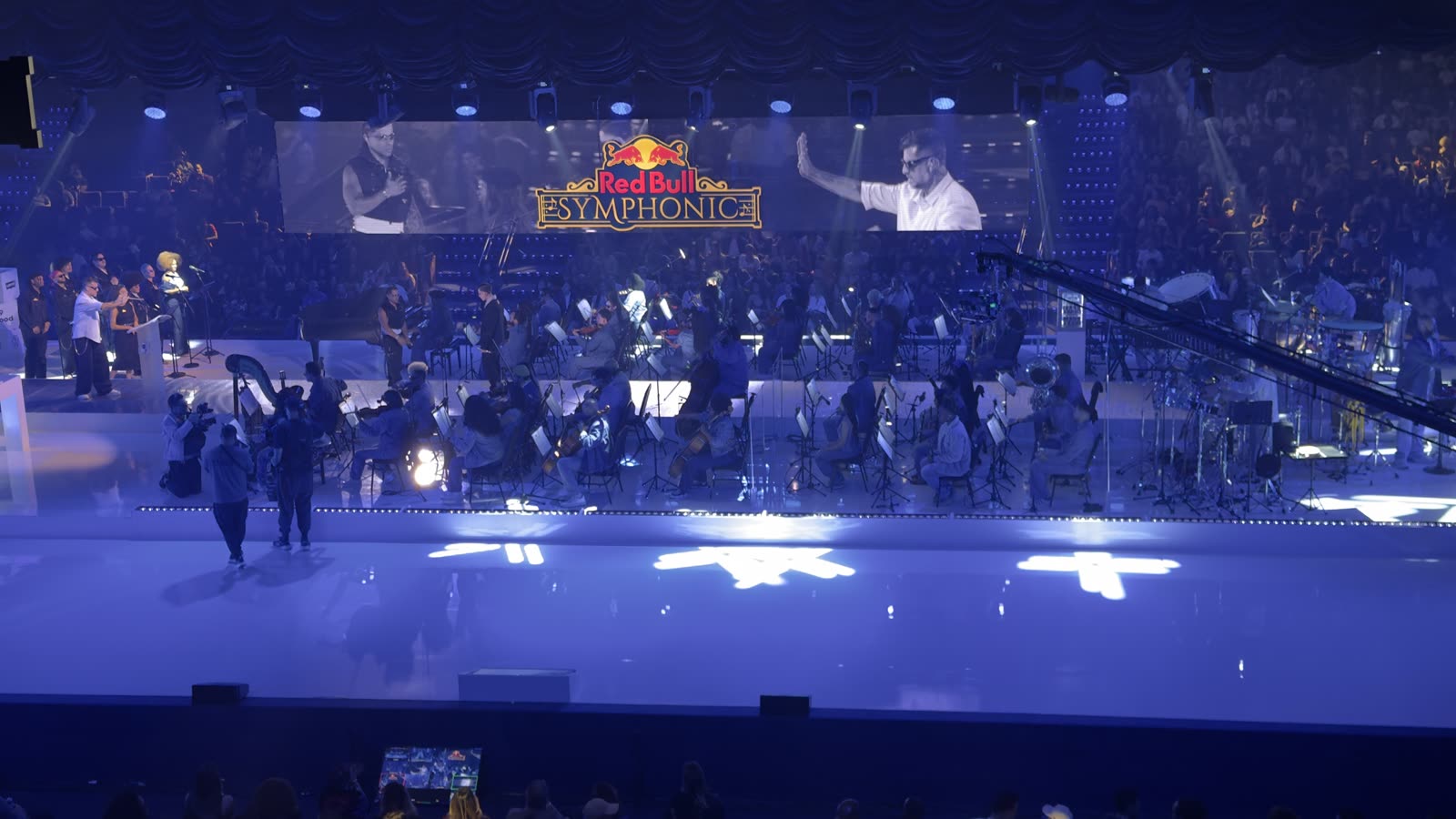 Red Bull Symphonic: orquestra no palco com o público ao fundo
